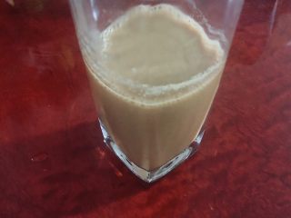 17、手煮奶茶,将滤好的茶汤装入杯子。