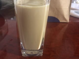 18、手煮奶茶,加入剩下的牛奶即可。