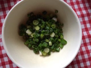 5、火腿丁炒饭,葱去葱头洗净后切成葱花待用