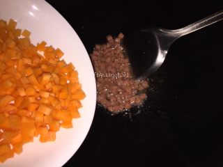 7、火腿丁炒饭,倒入胡萝卜丁