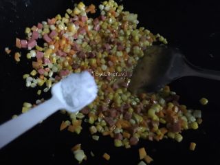 9、火腿丁炒饭,然后加入1匙食用盐翻炒熟