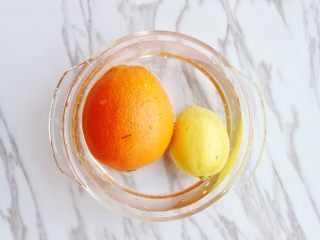 2、水果茶,橙子，柠檬在盐水中浸泡，清洗