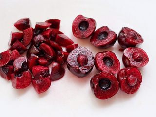 4、水果茶,车厘子一半切丁，一半一切二