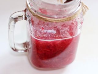 8、水果茶,再倒入温水和蜂蜜，搅拌均匀