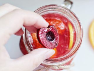 9、水果茶,再放入橙子片，柠檬片，草莓片和车厘子