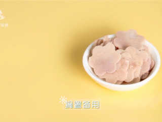 16、春游赏花便当，手残党也能轻松搞定,适量火腿片，用樱花模具按压出花朵，备用；