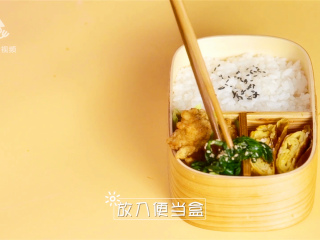 20、春游赏花便当，手残党也能轻松搞定,将以上食材码入便当盒中，一份漂亮的春游赏花便当就做好了。