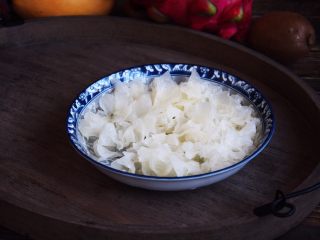 3、百变水果 三色水果银耳粥,将银耳撕成小朵，去掉银耳黄色的根儿。