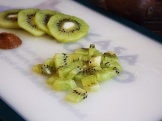 7、百变水果 三色水果银耳粥,猕猴桃切成小丁。