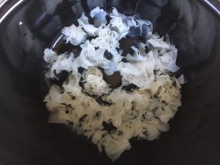 8、百变水果 三色水果银耳粥,将银耳放入电压力锅的内胆里。