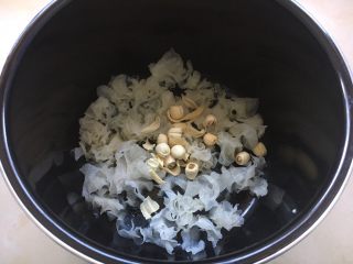 9、百变水果 三色水果银耳粥,放入莲子、百合、冰糖。