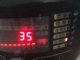 12、百变水果 三色水果银耳粥,点击“牛蹄筋”键，电压力锅工作35分钟后自动断电，等待电压力锅自然放气。