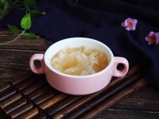14、百变水果 三色水果银耳粥,将银耳粥盛入汤碗中。