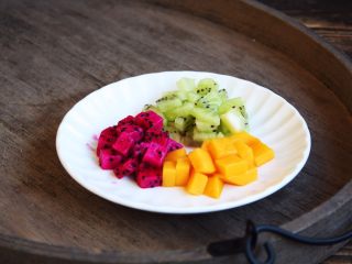 15、百变水果 三色水果银耳粥,将准备好的三色水果放入银耳粥的碗里，水果的量随意。