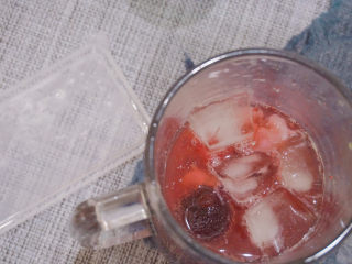 18、荔枝杨梅冷饮????,最后加入冰块????