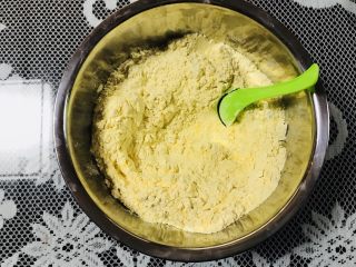 2、玉米窝窝头,除酵母以外的，所有材料，搅拌均匀