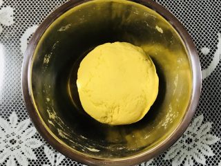 5、玉米窝窝头,面团不宜过硬过软，适中。套入保鲜袋，放在温暖处发酵一小时，发酵一至两倍大即可