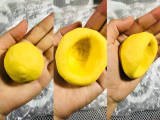 7、玉米窝窝头,取一个鸡蛋般大小的面团，搓圆，做成圣诞帽状????????即可