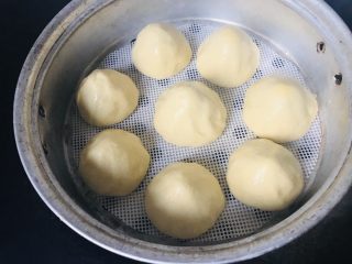 8、玉米窝窝头,一个个排好，之间留有空隙，稍后窝窝头还会发大。上过锅蒸18分钟