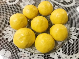 11、玉米窝窝头,咬过一口了，味道超赞的。我只放了一点糖，为了容易发面，所以这是没有味道的哦。纯杂粮