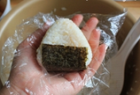 15、金枪鱼饭团,包上一片海苔。