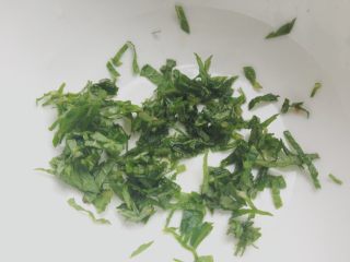 3、奶香薄荷馒头片,然后切碎 放在碗里