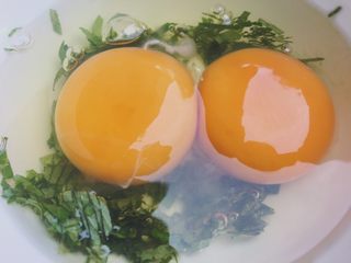 4、奶香薄荷馒头片,打入两个鸡蛋