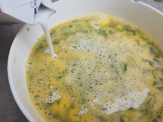 6、奶香薄荷馒头片,倒入牛奶????