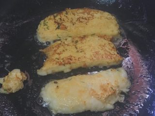 11、奶香薄荷馒头片,一片一片放入油锅煎～