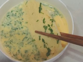 10、奶香薄荷馒头片,将馒头片在调好的蛋奶中蘸取适量的蛋奶液