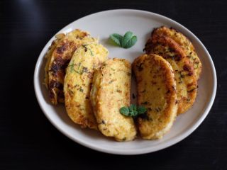 12、奶香薄荷馒头片,煎至两面金黄即可～夹出放在吸油纸上吸一下多余的油，然后装盘