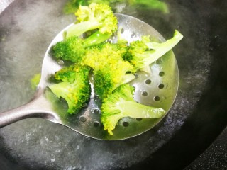 8、㊙️好吃到哭的灵魂酸汤面????吃一次就会爱上????,西兰花在加适量盐的锅中焯水放凉开水中备用。