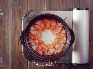 13、川味腊肠煲仔饭-麻辣鲜香超下饭!,在米饭上摆放腊肠片