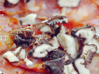 14、川味腊肠煲仔饭-麻辣鲜香超下饭!,倒入10g香菇丁