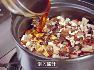 15、川味腊肠煲仔饭-麻辣鲜香超下饭!,倒入酱汁