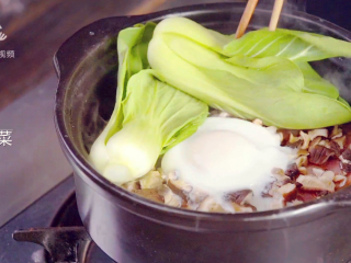 19、川味腊肠煲仔饭-麻辣鲜香超下饭!,放2颗青菜