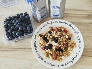 1、炒酸奶,蓝莓，麦片，纯甄酸奶备好