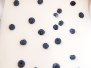 3、炒酸奶,再放入适量蓝莓