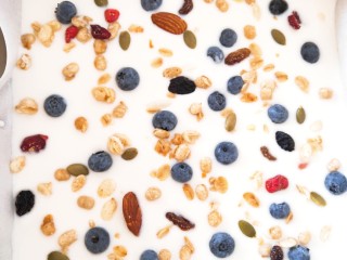 4、炒酸奶,再撒些麦片还有坚果