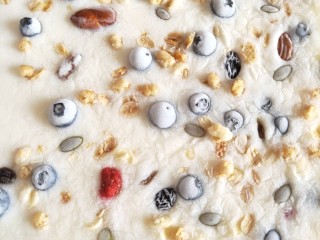 6、炒酸奶,放入冰箱中冷冻4个小时