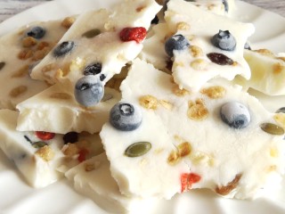 7、炒酸奶,取出，掰成小块状