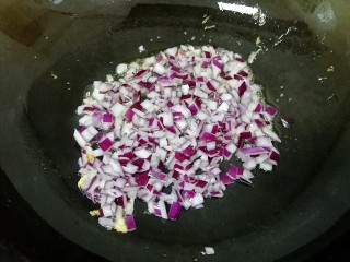 3、咖喱炒饭,炒锅内重新倒油烧热，下入洋葱炒香。