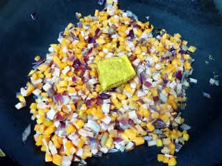 7、咖喱炒饭,加入咖喱块。