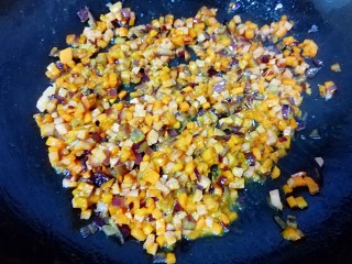 8、咖喱炒饭,小火翻炒均匀。