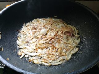 5、家常卤肉饭,锅里放油,倒入洋葱炸至发黄,发硬捞出