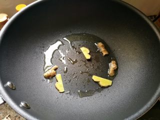 6、家常卤肉饭,锅内留少许葱油,放入生姜煸香。