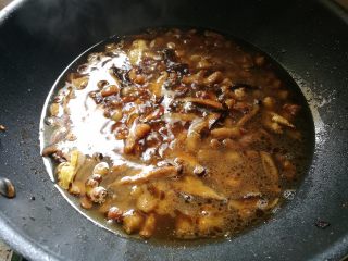 8、家常卤肉饭,加入适量盐,生抽调味,老抽上色,绍兴黄酒半汤碗。