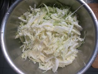 3、素味炒饼,切成细丝。