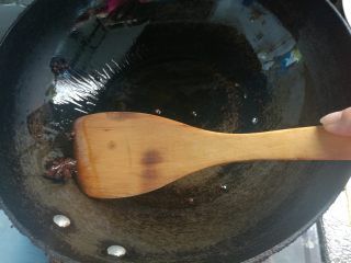 5、素味炒饼,炸香后捞出不要。