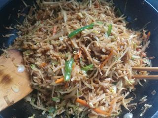 11、素味炒饼,打开盖。搅拌均匀就可以了。